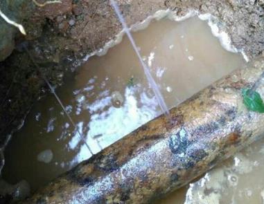 开平楼顶渗水维修公司分享下地暖漏水的原因及检测方法。